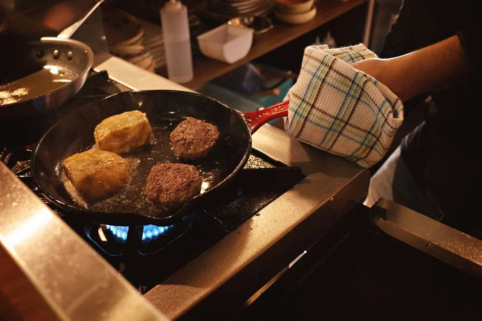 Lodge Dutch Oven Review: Cast Iron Enamel for Home Cooks